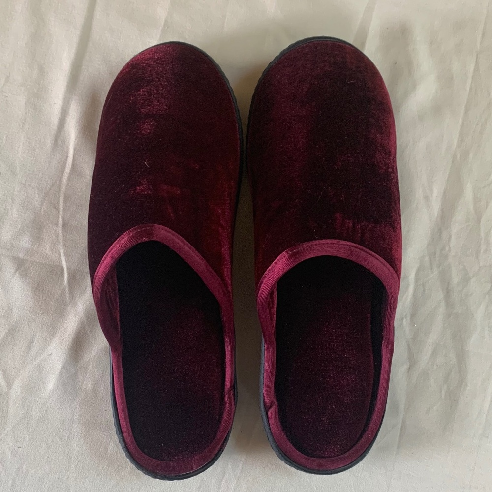 Isotoner Burgundy Red Secret Sole Slippers Size 7.5-8 - Cozy & Stylish!